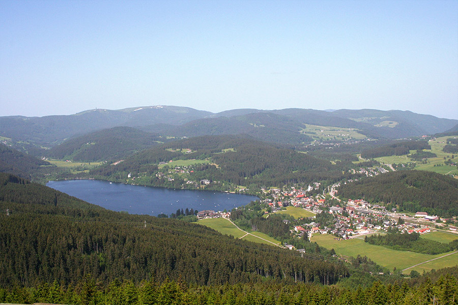 Titisee mit dem Feldberg (1.494 m) im Hintergrund